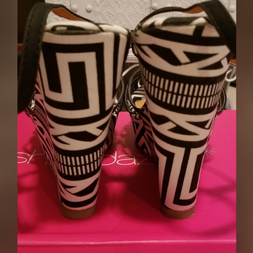 NWOT Tribal Print/Aztec Print Wedges - Picture 4 of 5